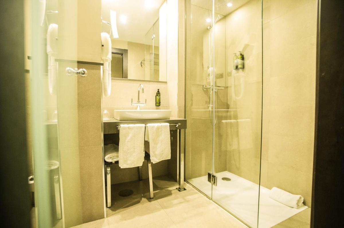 Un baño de AZZ Asturias LangreHotel & Spa