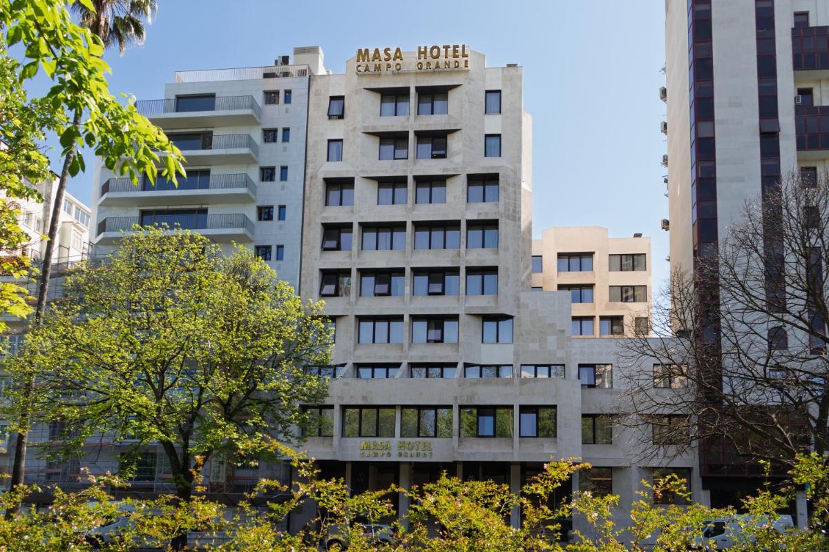 um prédio com uma placa na lateral em MASA Hotel & Spa Campo Grande Collection em Lisboa
