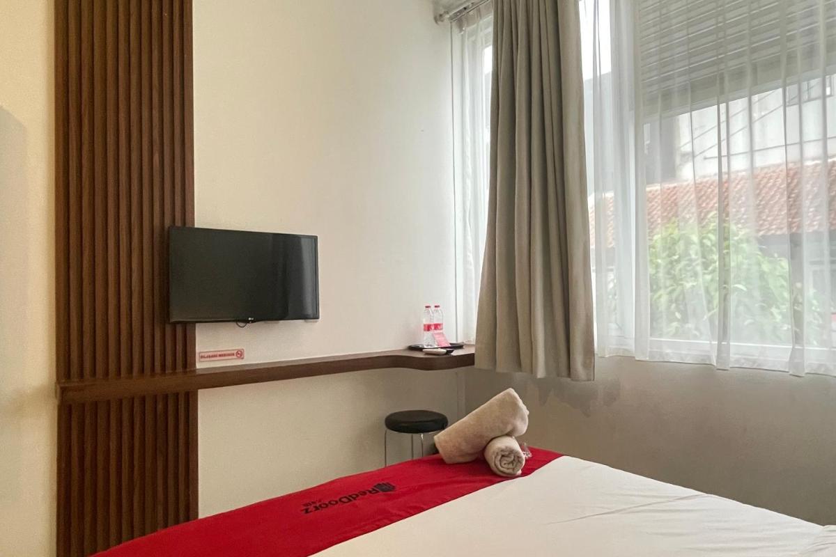 RedDoorz Plus near Parahyangan University - Housity