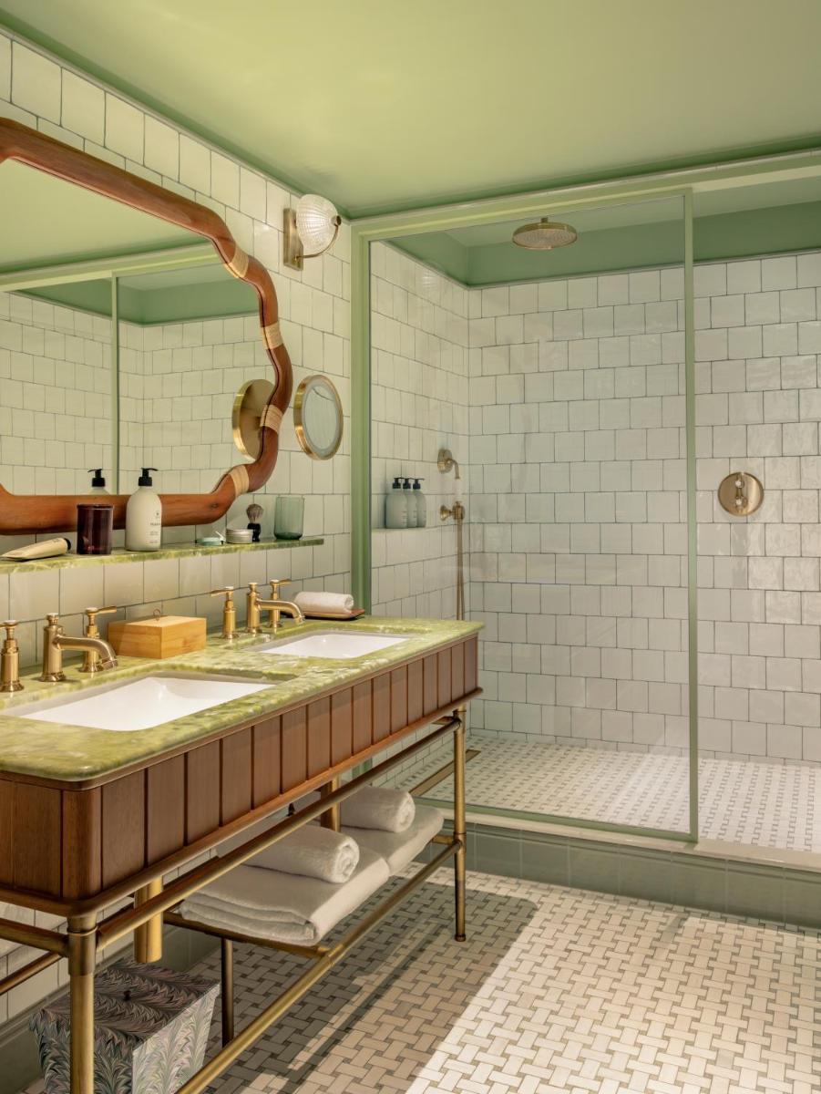une salle de bain avec un lavabo et une douche dans l'établissement La Fantaisie, à Paris 62 autres photos