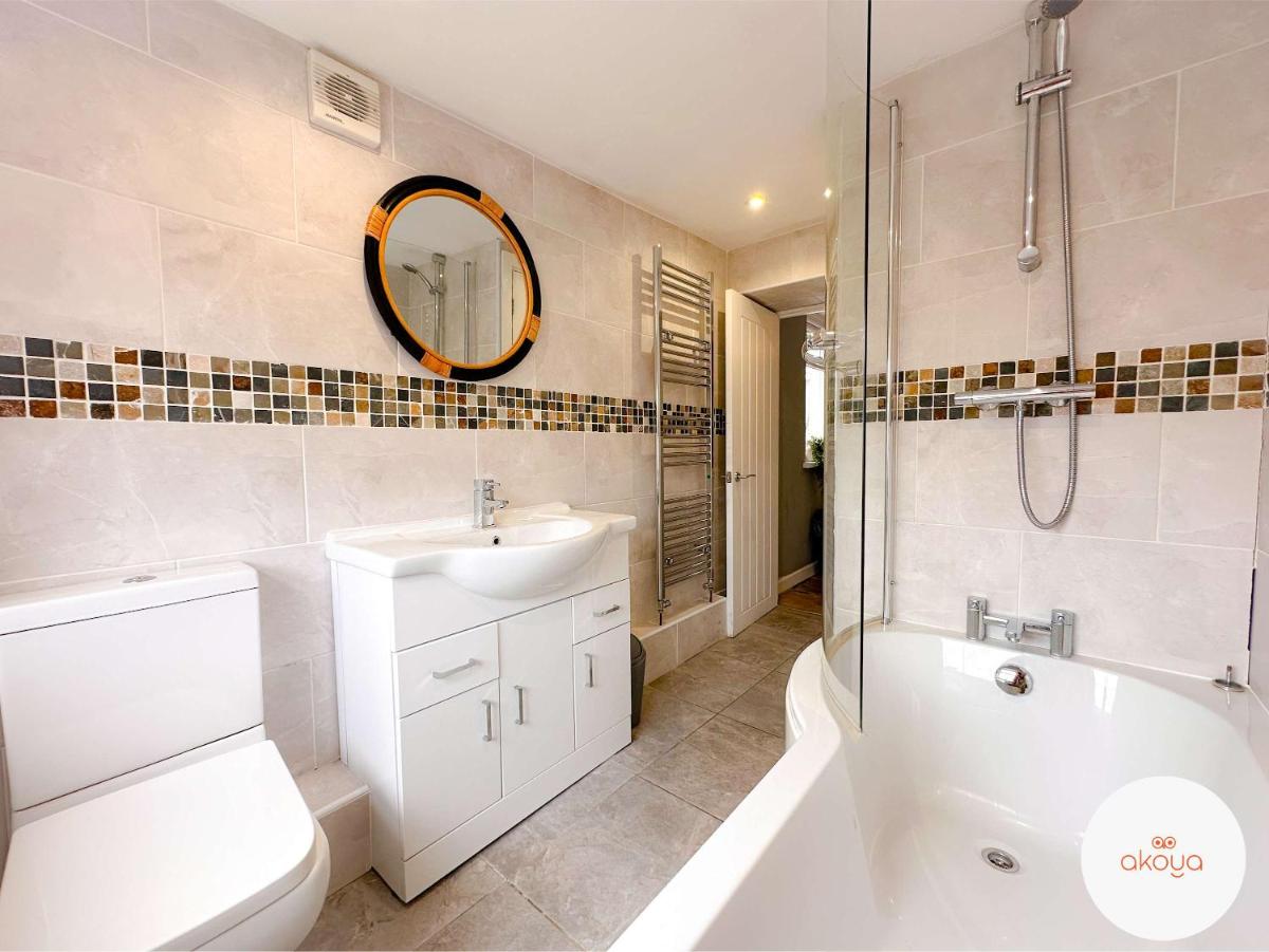 Perfect Booking 3 Bed Home in Abertillery - Housity