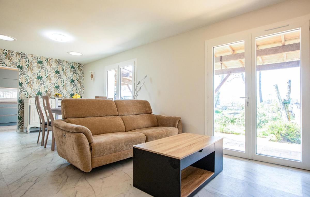 Amazing Home In Notre Dame De Riez - Housity