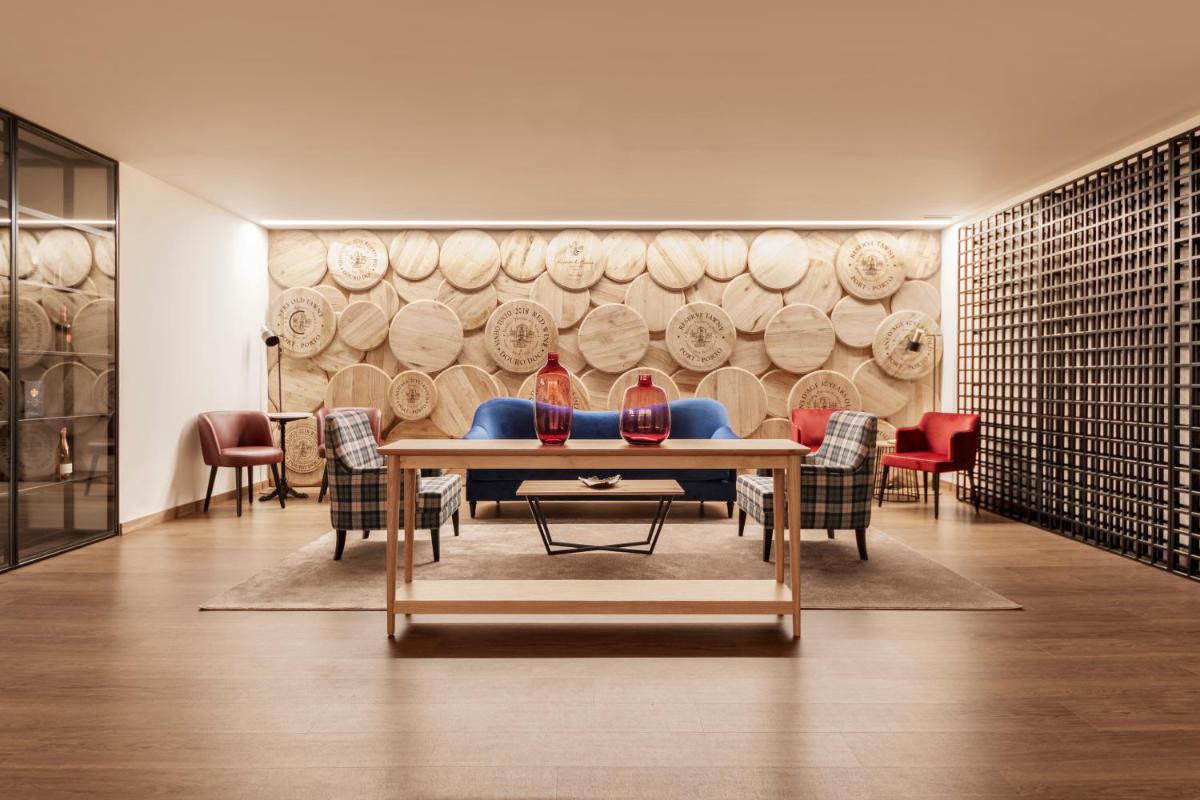 Uma área de estar em Boeira Garden Hotel Porto Gaia, Curio Collection by Hilton