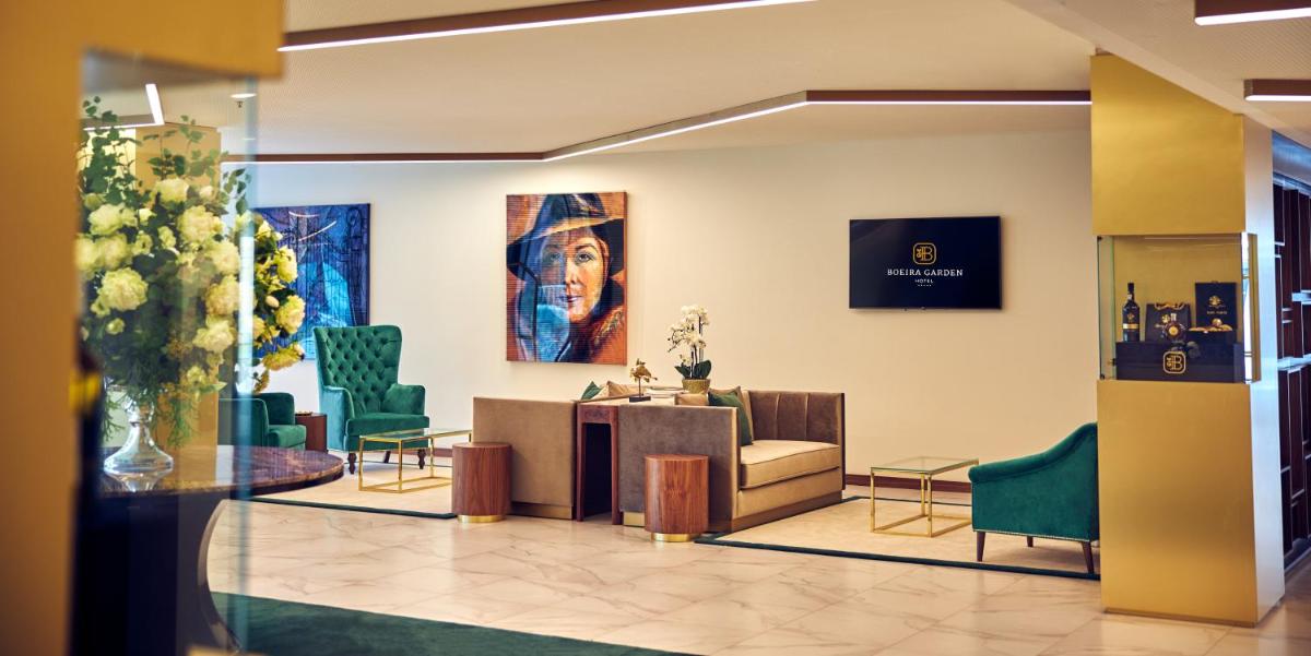 Uma área de estar em Boeira Garden Hotel Porto Gaia, Curio Collection by Hilton