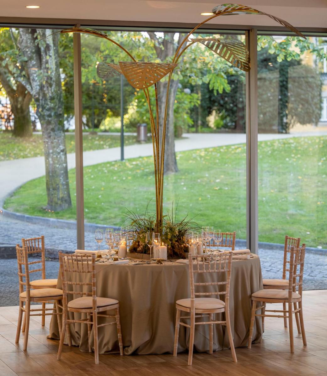 Um jardim no exterior de Boeira Garden Hotel Porto Gaia, Curio Collection by Hilton