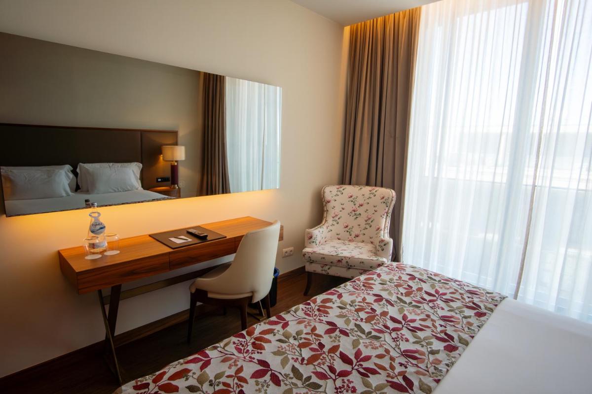 Uma cama ou camas num quarto em Boeira Garden Hotel Porto Gaia, Curio Collection by Hilton