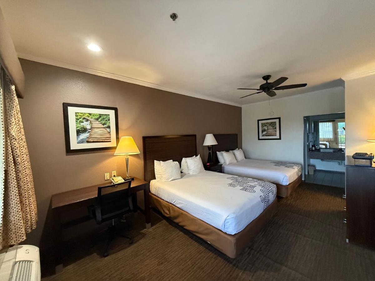 Days Inn by Wyndham Navasota - Housity