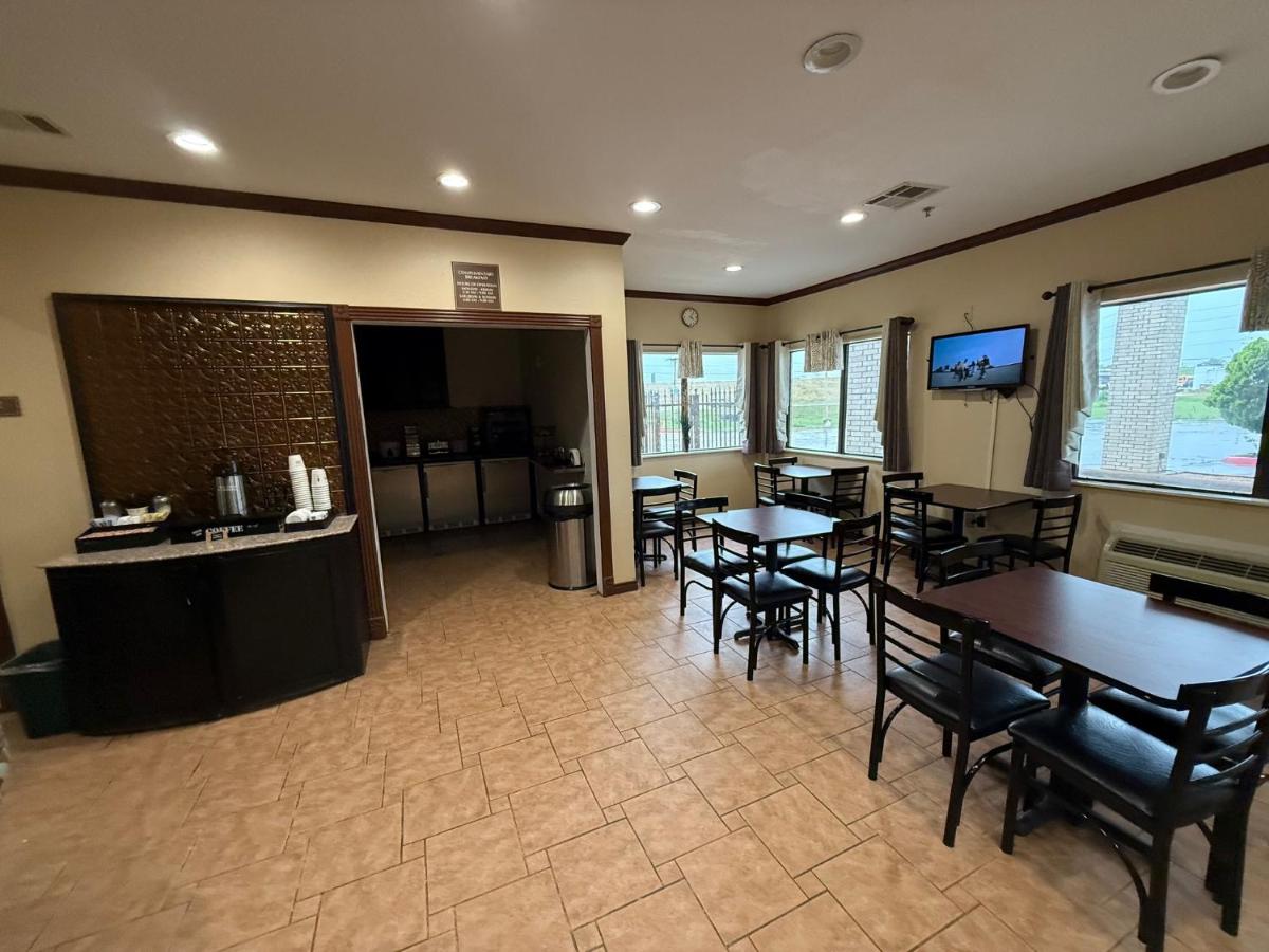 Days Inn by Wyndham Navasota - Housity