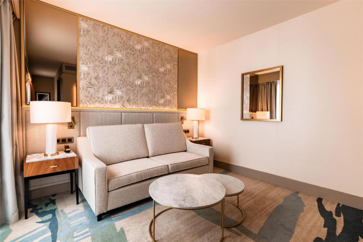 Uma área de estar em Legacy Hotel Cascais, Curio Collection By Hilton