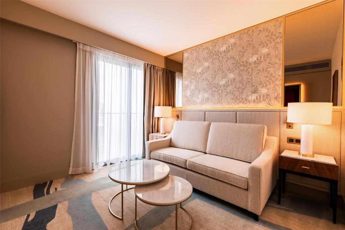 Uma área de estar em Legacy Hotel Cascais, Curio Collection By Hilton