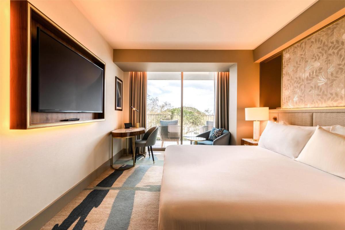 Uma televisão e/ou sistema de entretenimento em Legacy Hotel Cascais, Curio Collection By Hilton