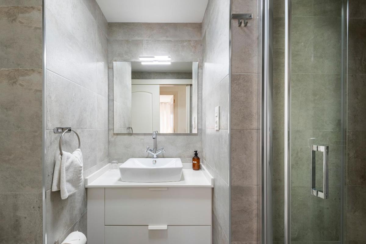 APARTAMENTOS TURISTICOS CASA SARITA - APARTAMENTOS A150 m DE LA PLAYA CANELIÑAS - Housity