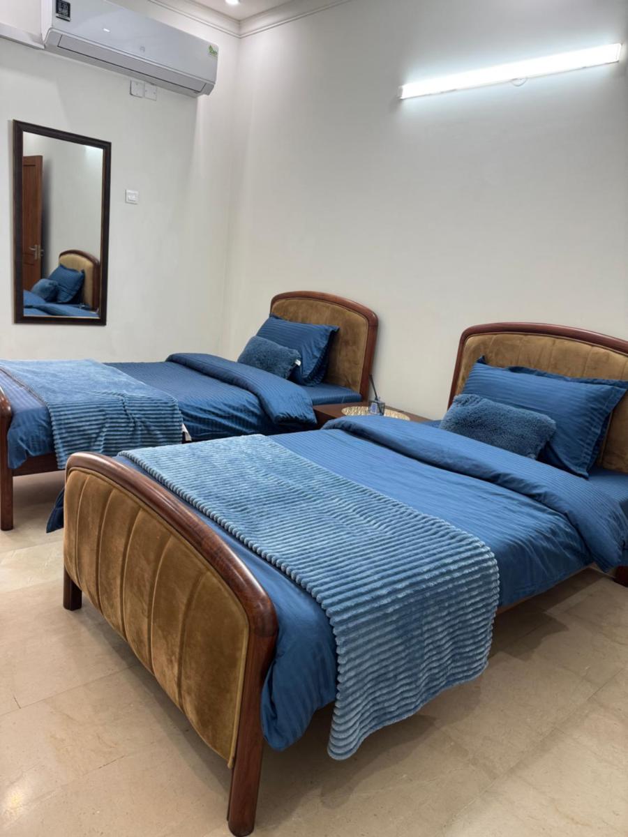 Family Friendly 2-Bedroom Home Upper Portion with Parking - Housity