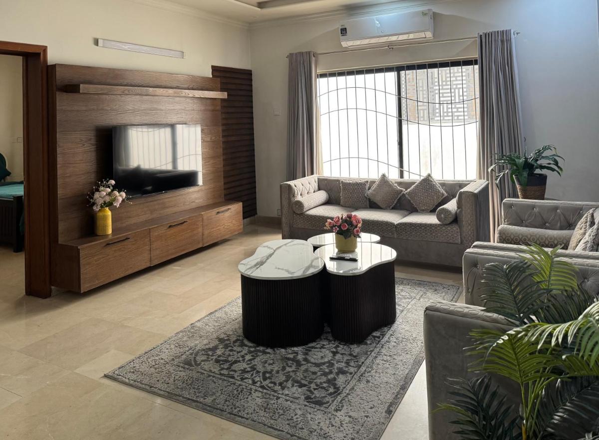 Family Friendly 2-Bedroom Home Upper Portion with Parking - Housity
