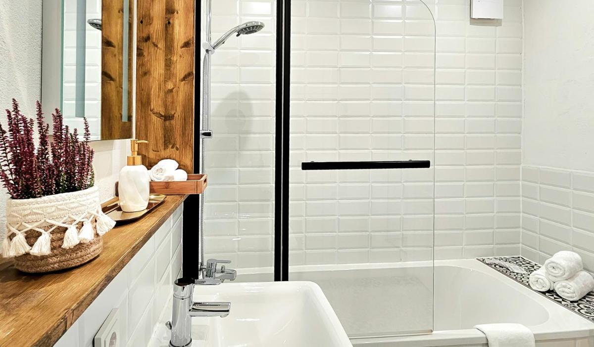 Apartment Südwind - Beautiful premium apartment with 2 bedrooms near Rhine Falls & Zurich Airport in Klettgau - Housity