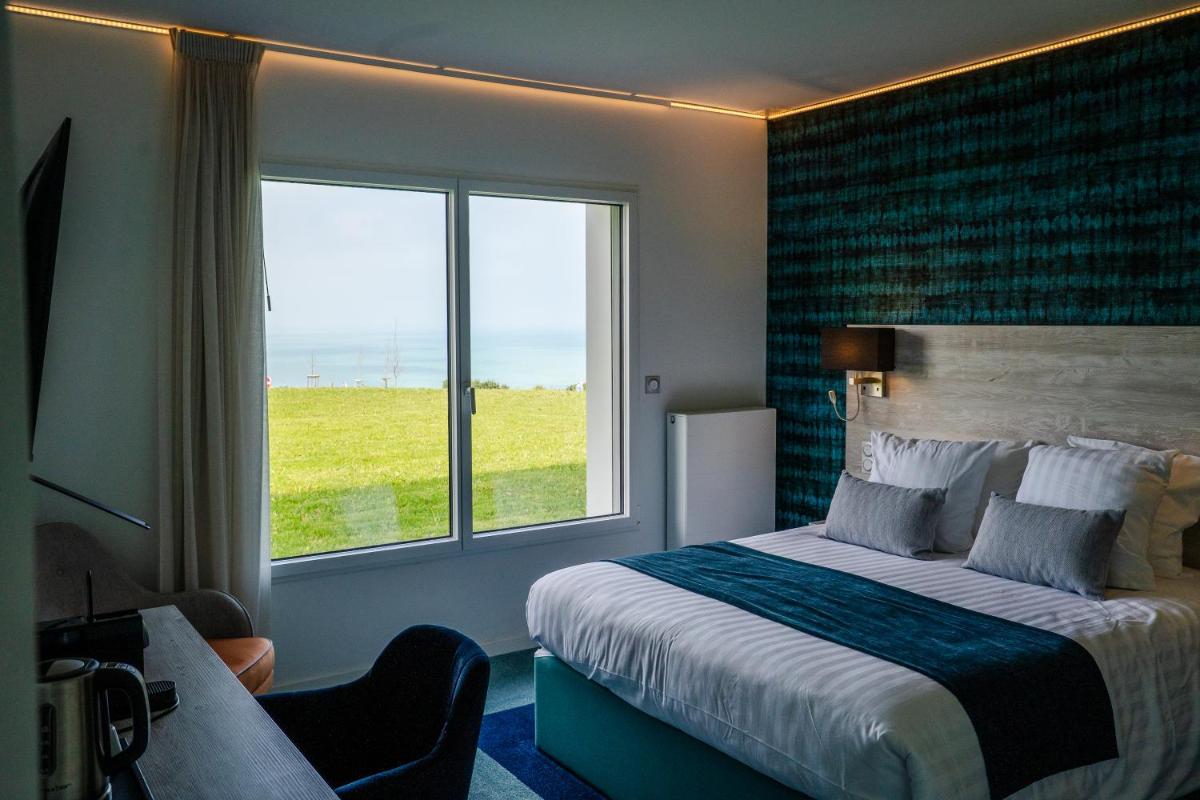 une chambre d'hôtel avec un lit et une fenêtre dans l'établissement Hôtel Le Manoir du Roselier, à Plérin