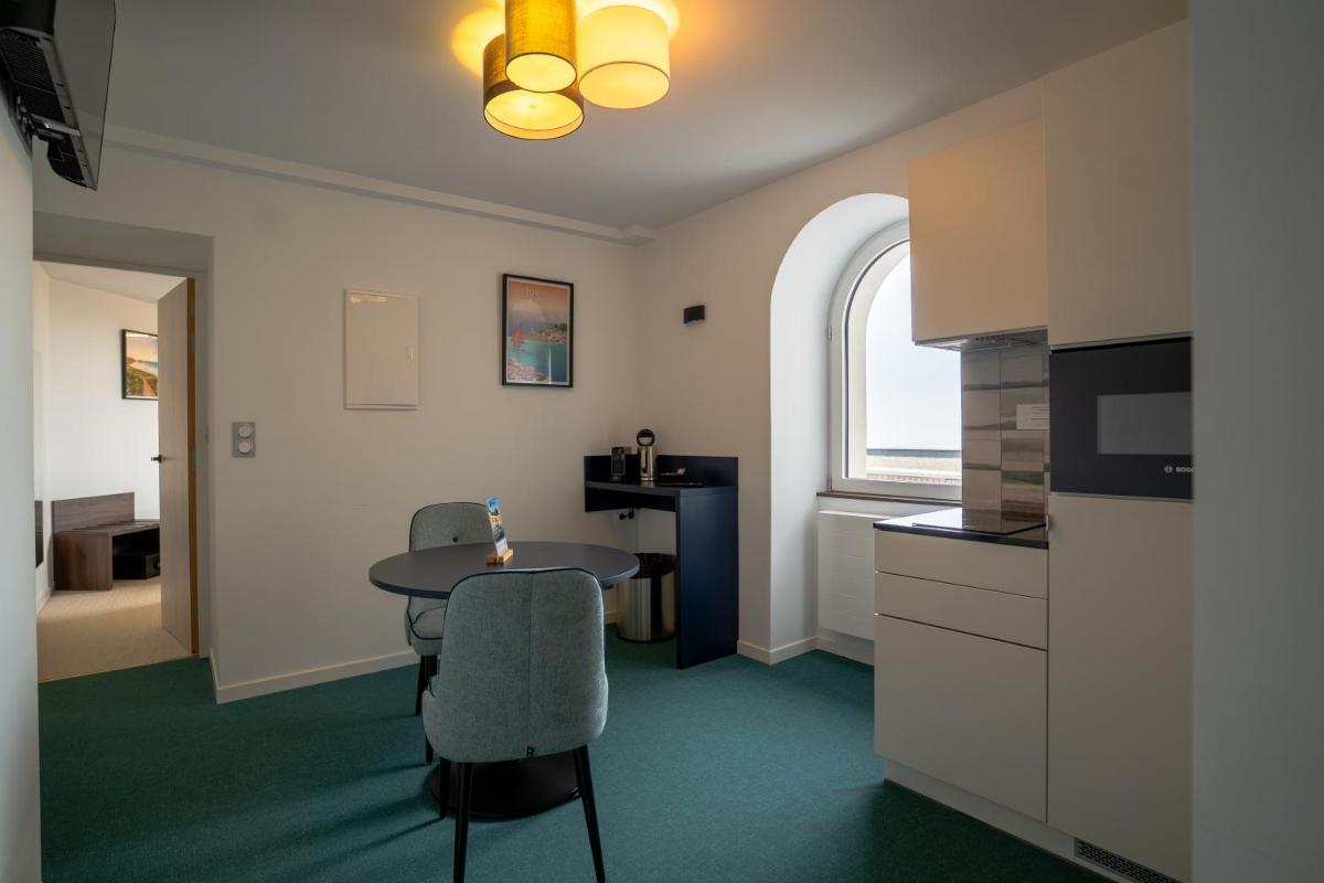 Cuisine ou kitchenette dans l'établissement Hôtel Le Manoir du Roselier