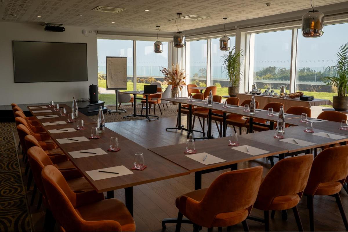 Restaurant ou autre lieu de restauration dans l'établissement Hôtel Le Manoir du Roselier