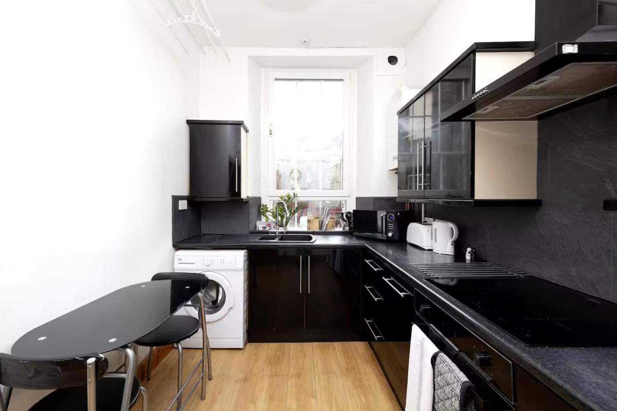 JOIVY 3 bed flat in Old town, close to Grassmarket - Housity