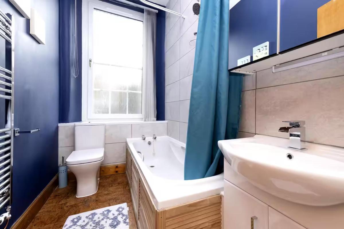 JOIVY 3 bed flat in Old town, close to Grassmarket - Housity