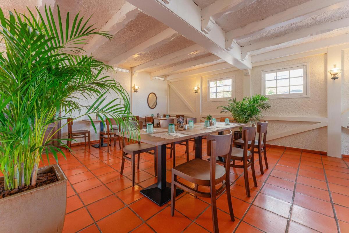 Um restaurante ou outro lugar para comer em Sentido Galosol