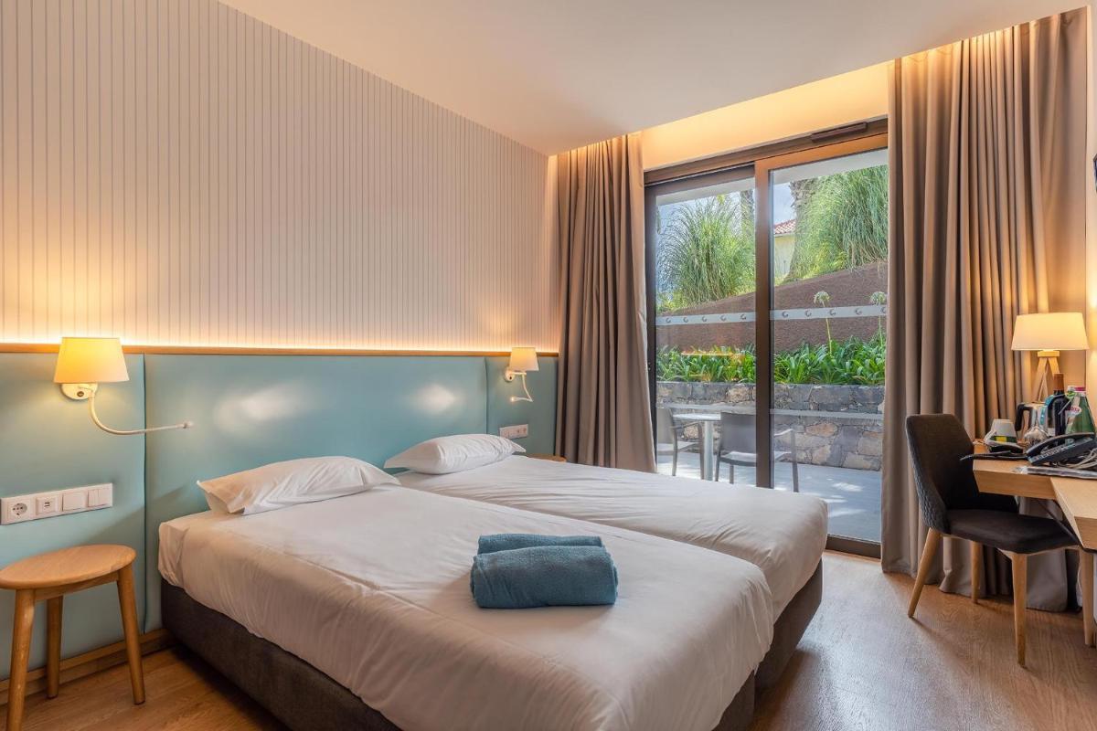 Uma cama ou camas num quarto em Sentido Galomar - Adults Only