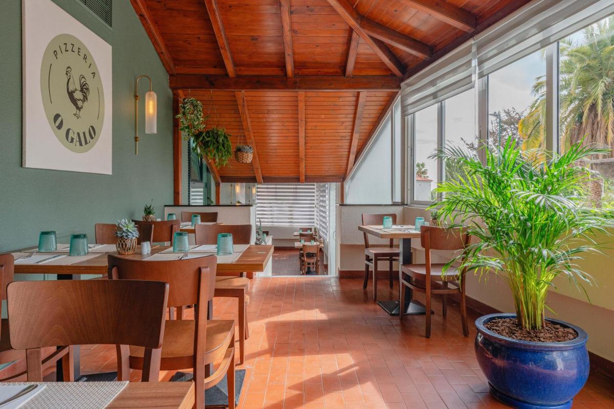 Um restaurante ou outro lugar para comer em Sentido Galomar - Adults Only