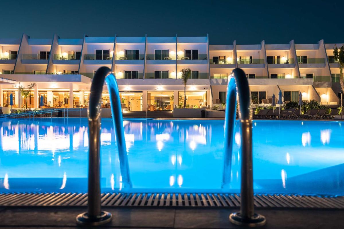 Una piscina frente a un hotel por la noche. en Radisson Blu Resort, Lanzarote Adults Only, en Costa Teguise 240 fotos más
