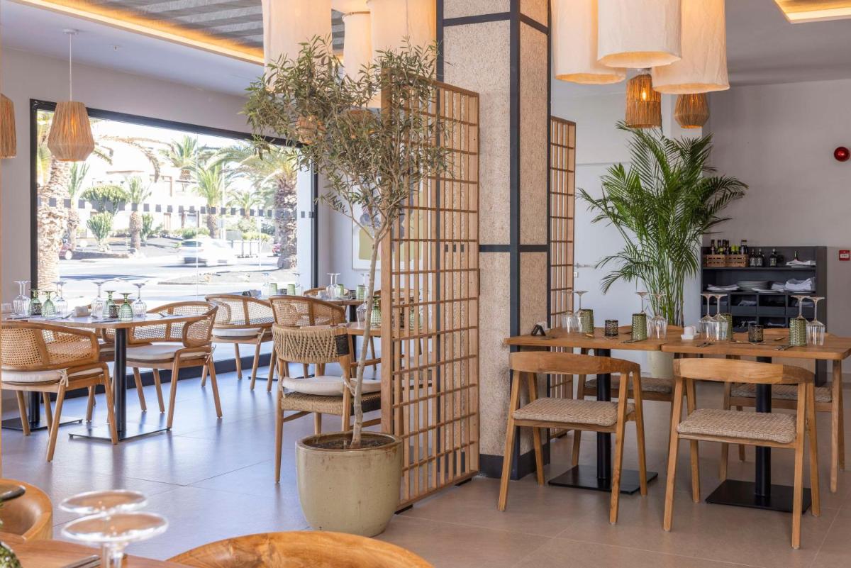 Un restaurante o sitio para comer en Radisson Blu Resort, Lanzarote Adults Only