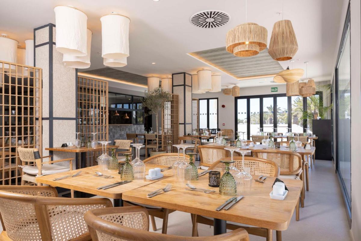 Un restaurante o sitio para comer en Radisson Blu Resort, Lanzarote Adults Only