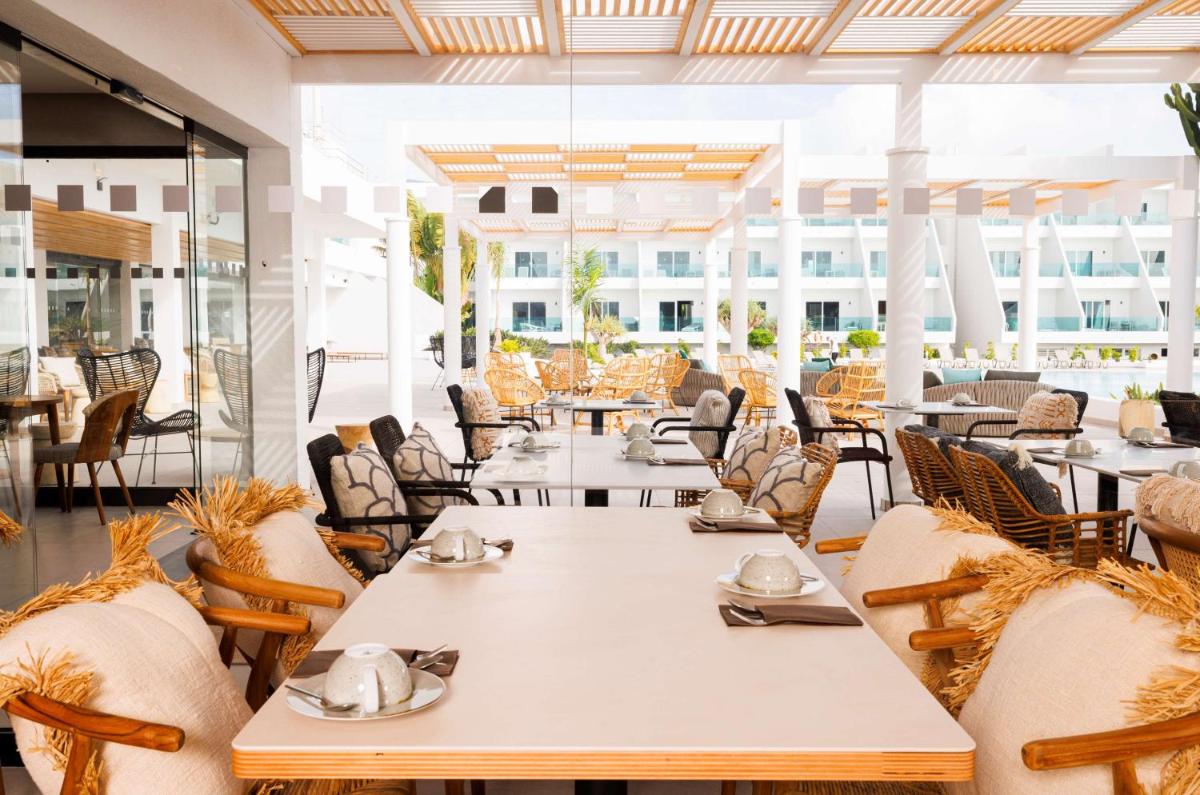 Un restaurante o sitio para comer en Radisson Blu Resort, Lanzarote Adults Only