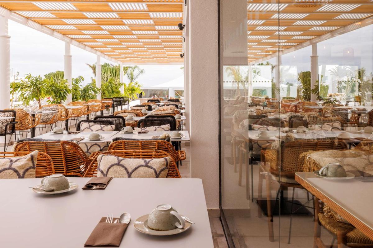 Un restaurante o sitio para comer en Radisson Blu Resort, Lanzarote Adults Only