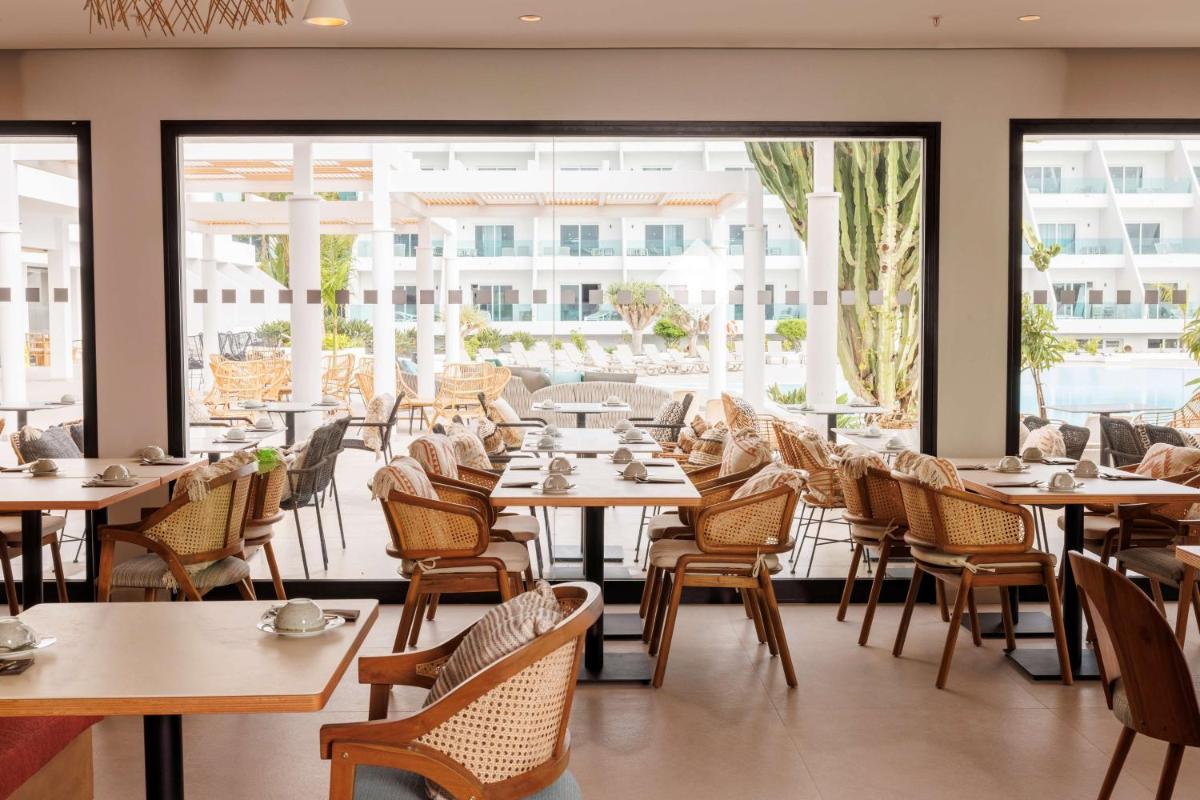 Un restaurante o sitio para comer en Radisson Blu Resort, Lanzarote Adults Only