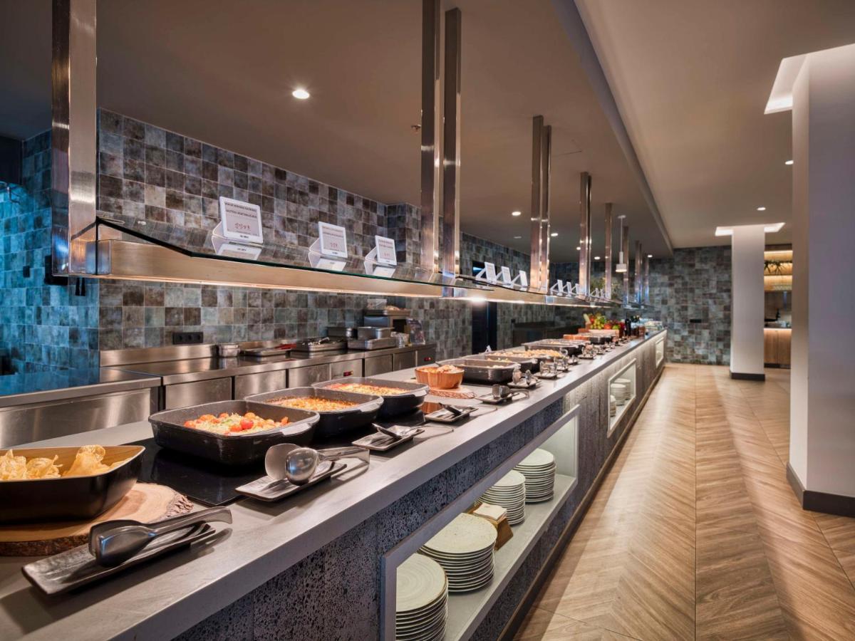 Comida en o cerca de este hotel