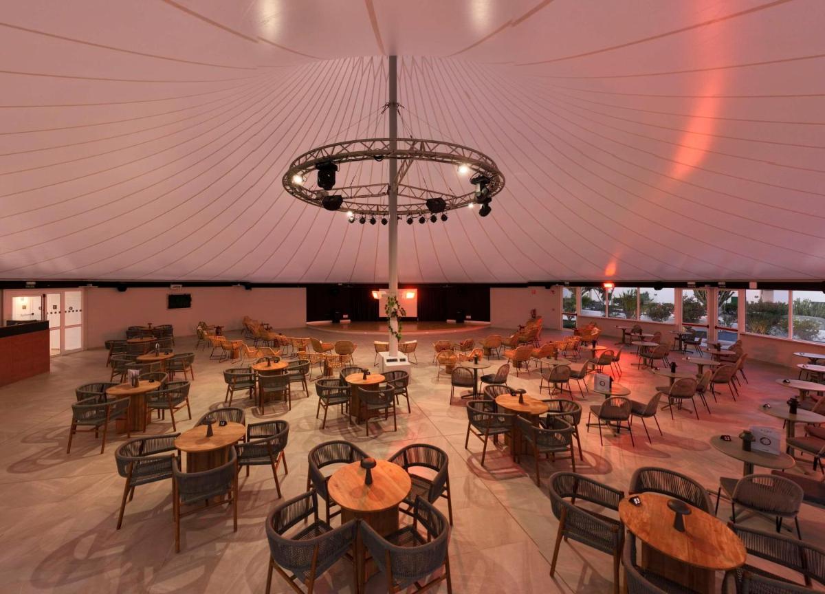 Un restaurante o sitio para comer en Radisson Blu Resort, Lanzarote Adults Only
