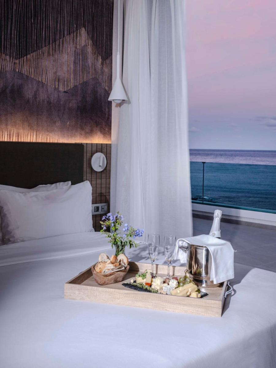 Cama o camas de una habitación en Radisson Blu Resort, Lanzarote Adults Only