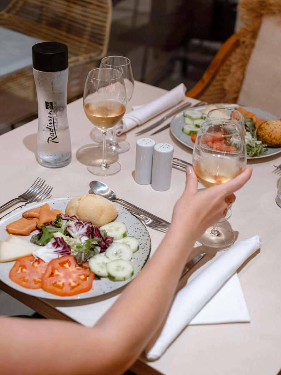 Comida en o cerca de este hotel