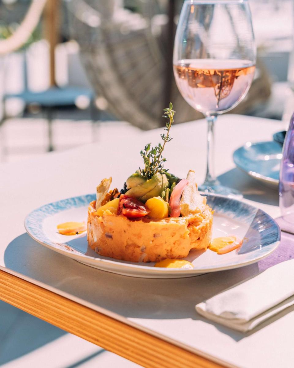 Comida en o cerca de este hotel