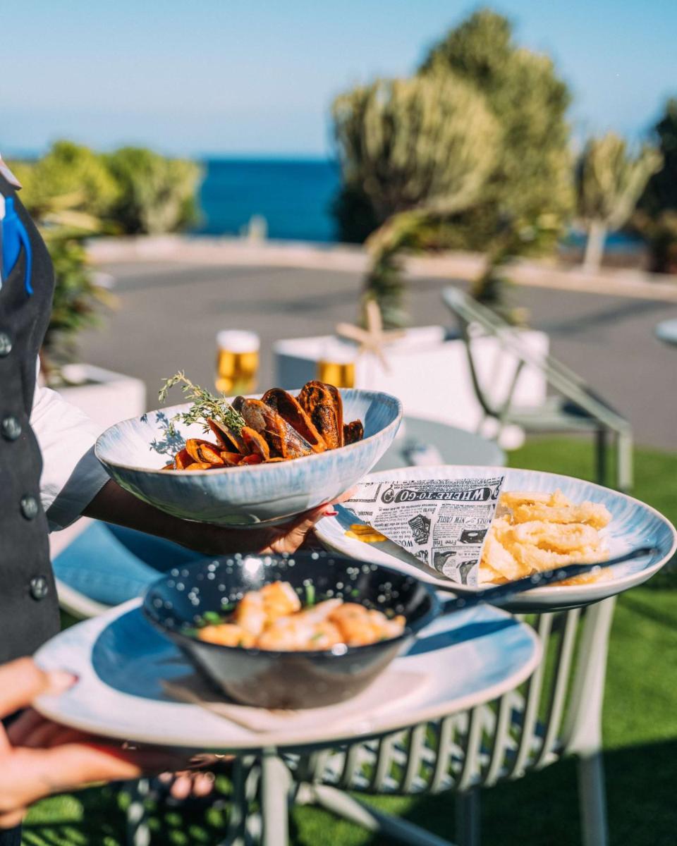 Comida en o cerca de este hotel