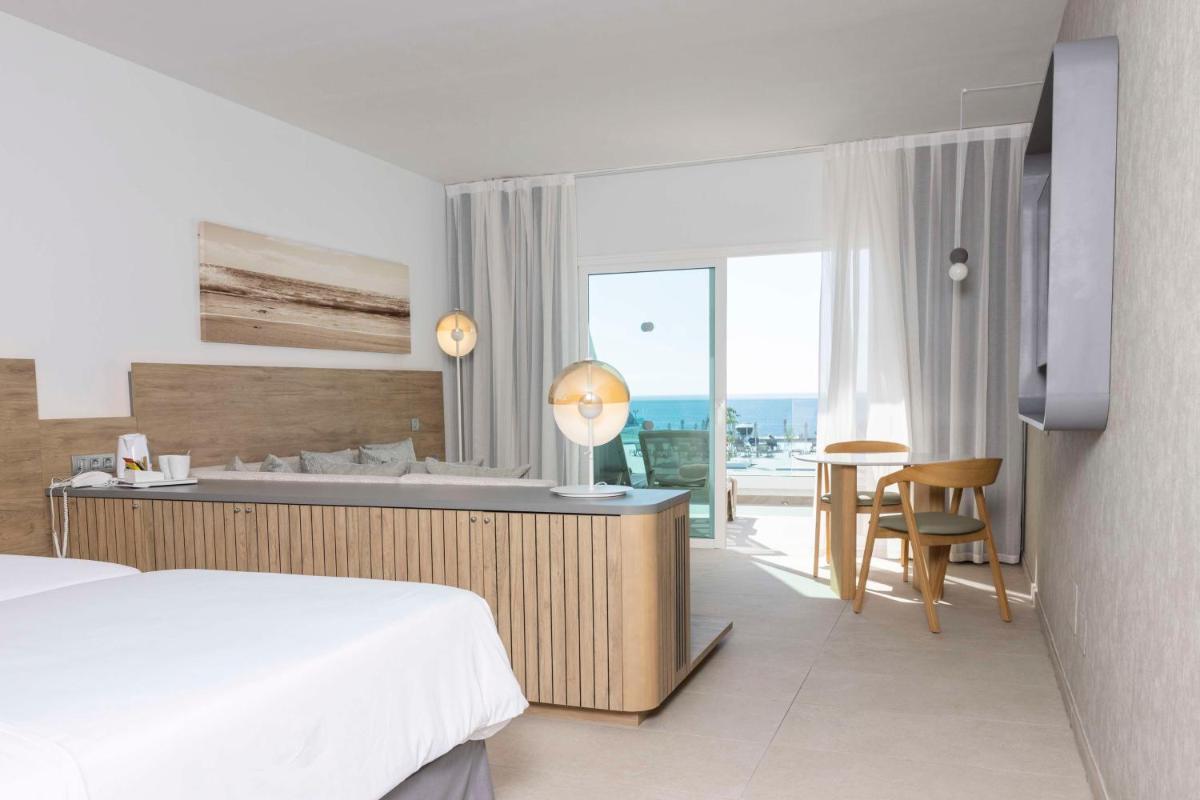 Cama o camas de una habitación en Radisson Blu Resort, Lanzarote Adults Only