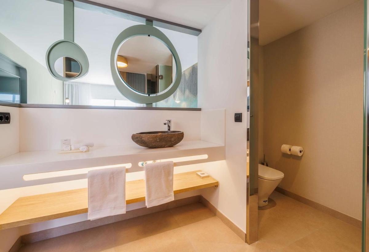 Un baño de Radisson Blu Resort, Lanzarote Adults Only