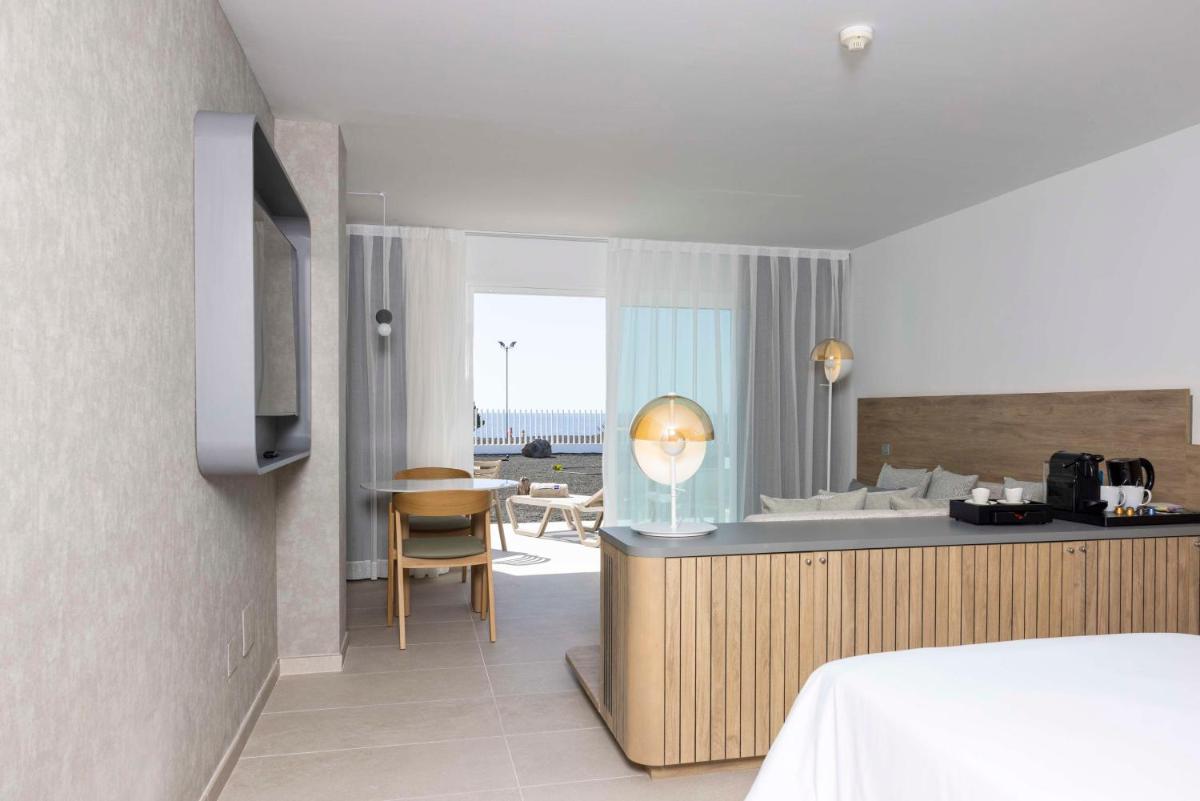Cama o camas de una habitación en Radisson Blu Resort, Lanzarote Adults Only