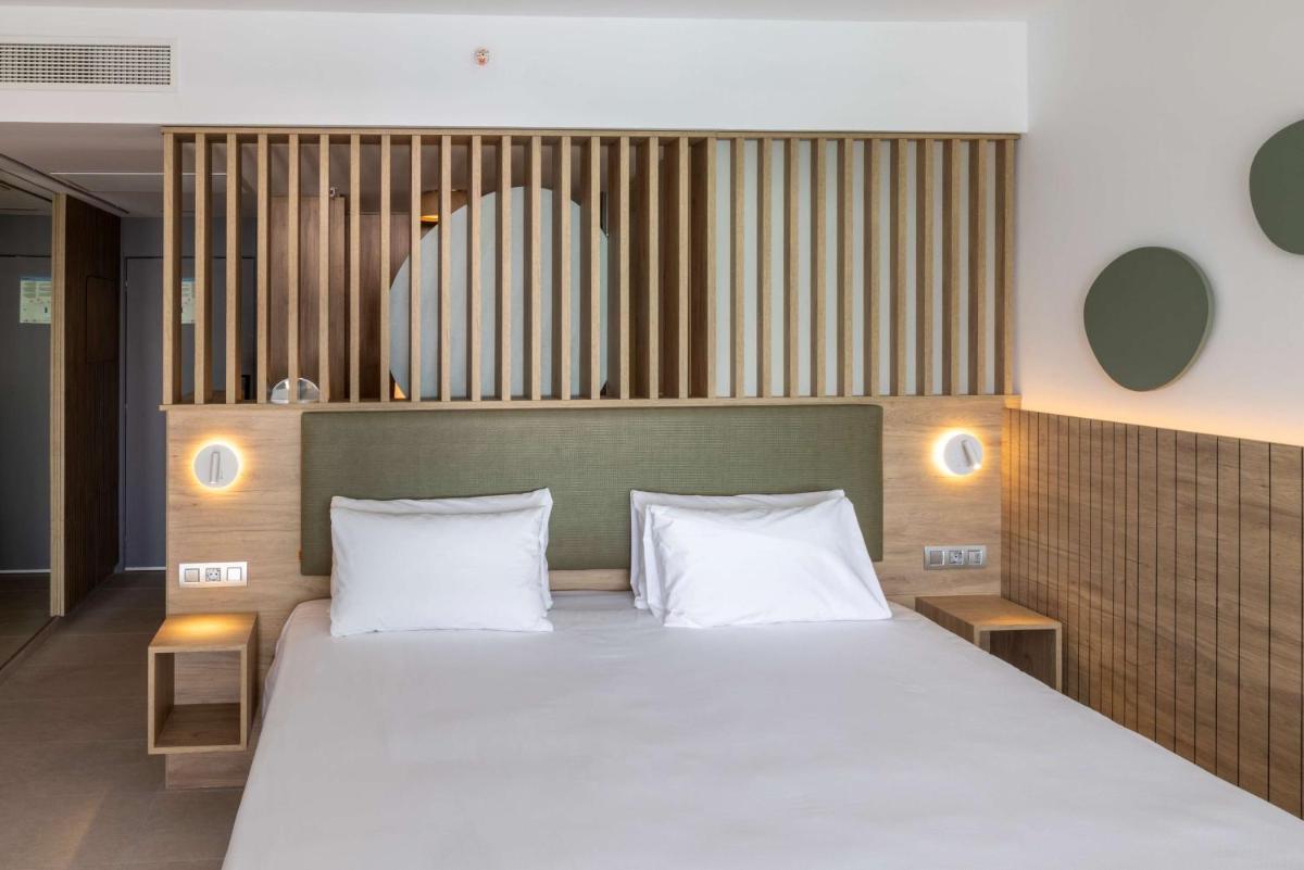 Cama o camas de una habitación en Radisson Blu Resort, Lanzarote Adults Only