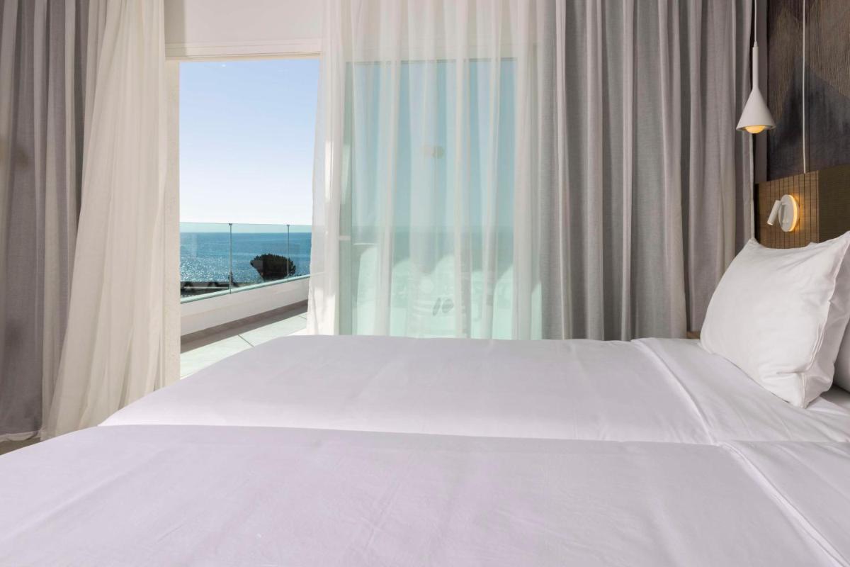 Cama o camas de una habitación en Radisson Blu Resort, Lanzarote Adults Only