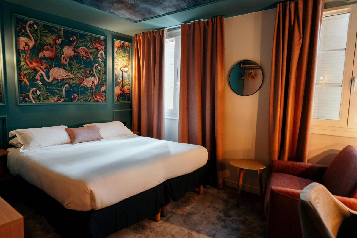 une chambre d'hôtel avec un lit et une chaise dans l'établissement Hôtel Fesch & Spa, à Ajaccio