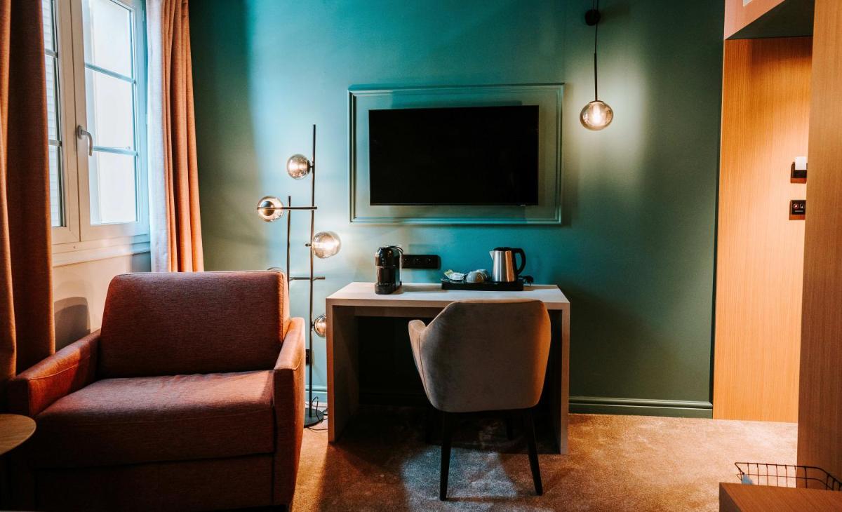 Télévision ou salle de divertissement dans l'établissement Hôtel Fesch & Spa