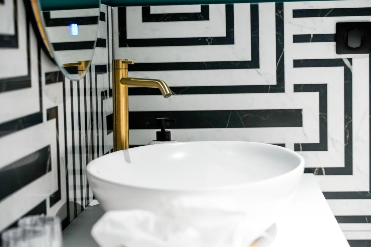 Salle de bains dans l'établissement Hôtel Fesch & Spa