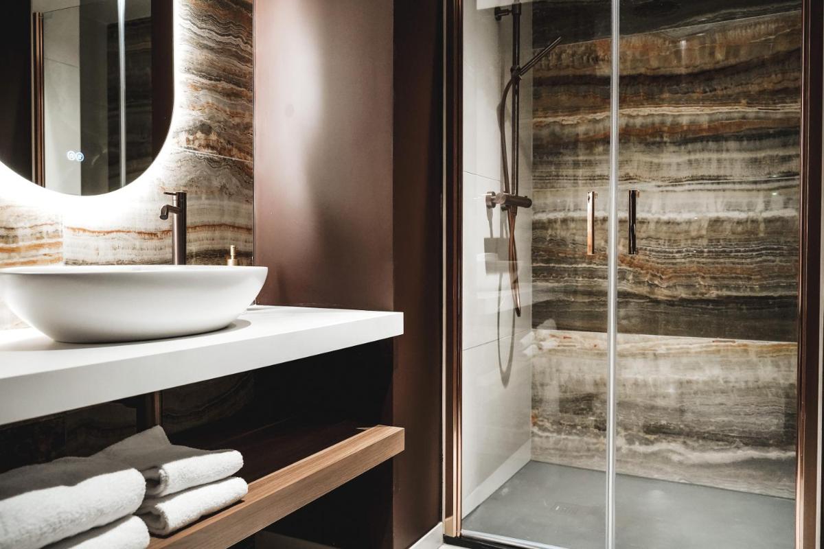 Salle de bains dans l'établissement Hôtel Fesch & Spa