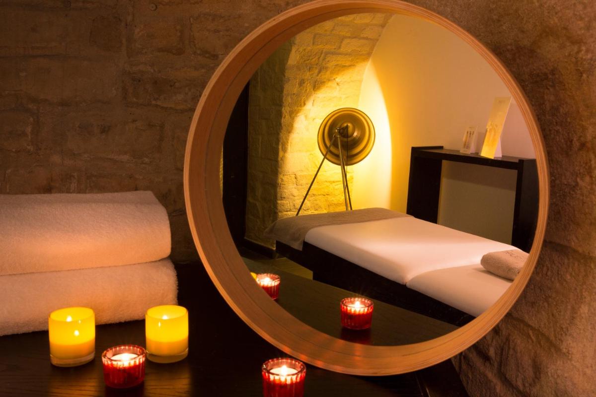 Un ou plusieurs lits dans un hébergement de l'établissement Hôtel du Triangle d'Or