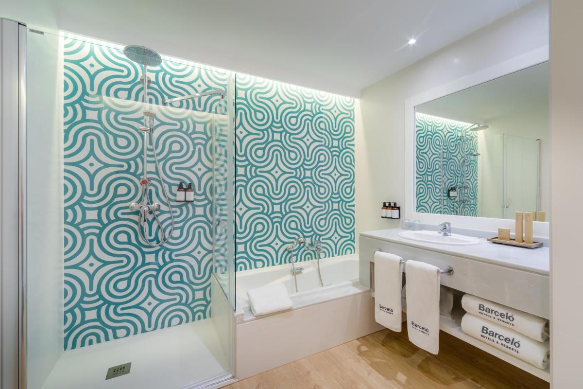 un baño con ducha y lavabo en Barceló Cabo de Gata, en Retamar